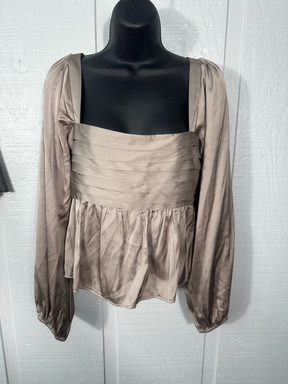 Abercrombie & Fitch Beige Ruched Top Size Medium EUC